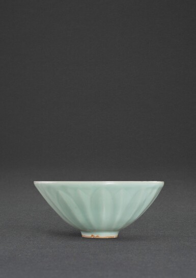 View full screen - View 1 of Lot 53. A Longquan celadon 'lotus' bowl, Southern Song dynasty | 南宋 龍泉青釉蓮瓣斗笠盌.