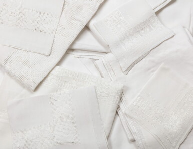 View full screen - View 1 of Lot 2149. Lot comprising six various cotton tablecloths and napkins | Lot de six nappes et serviettes de table diverses en coton.
