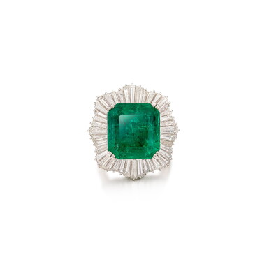 View full screen - View 1 of Lot 1635. EMERALD AND DIAMOND RING | 13.81克拉 「哥倫比亞」祖母綠 配 鑽石 戒指.