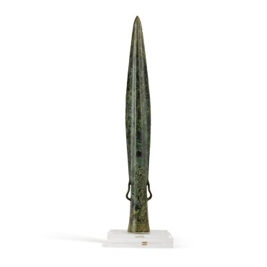 View full screen - View 1 of Lot 154. An inscribed bronze spearhead, Eastern Zhou dynasty, Warring States period, Bashu culture | 東周戰國時期 巴蜀文化青銅虎蟬紋矛頭.