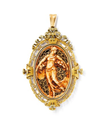 View full screen - View 1 of Lot 24. Fuset y Grau | Pendentif ivoire | Ivory pendant.