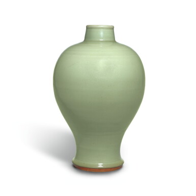 View full screen - View 1 of Lot 88. A RARE LARGE 'LONGQUAN' CELADON VASE, MEIPING, EARLY MING DYNASTY | 明初 龍泉窰青釉梅瓶.