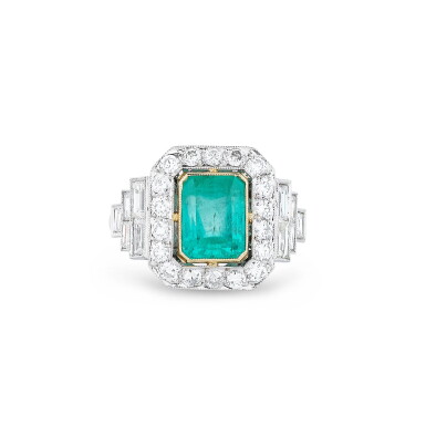 View full screen - View 1 of Lot 27. BAGUE EMERAUDE ET DIAMANTS | EMERALD AND DIAMOND RING.