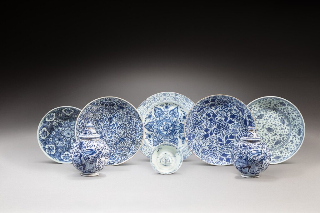 View full screen - View 1 of Lot 167. A group of six blue and white wares, late Ming / Qing dynasty, 16th / 18th century | 明末 / 清 十六 / 十八世紀 青花瓷器 一組六件.