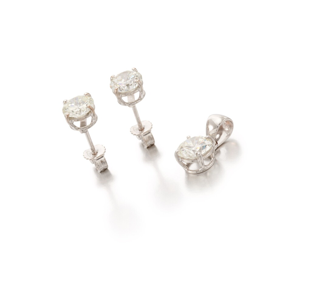 View full screen - View 1 of Lot 205. PAIR OF DIAMOND EAR STUDS AND DIAMOND PENDANT (PAIO DI ORECCHINI E PENDENTE IN DIAMANTI).
