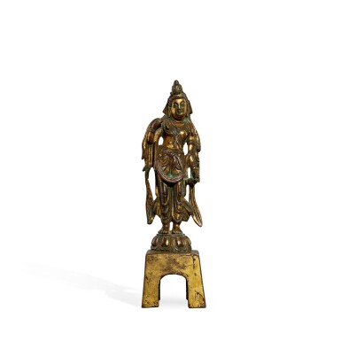 View full screen - View 1 of Lot 3578. A gilt-bronze figure of Avalokiteshvara, Tang dynasty | 唐 銅鎏金觀音像.