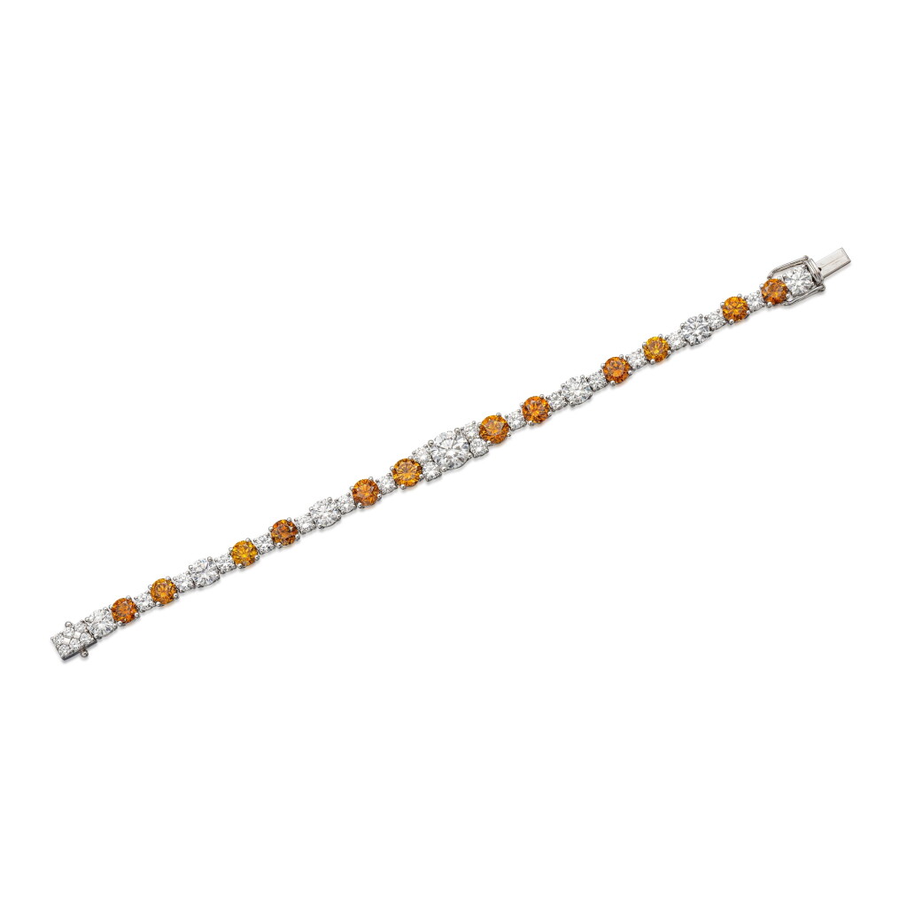 View full screen - View 1 of Lot 1669. COLOURED DIAMOND AND DIAMOND BRACELET | 彩色鑽石 配 鑽石 手鏈(彩色鑽石總重6.89克拉) .