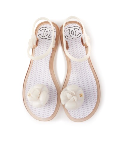 全萤幕检视 - 查看92CHANEL | WHITE CAMELLIA JELLY ANKLE STRAP THONG FLAT SANDALS 的1