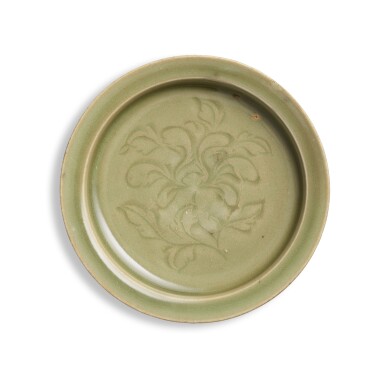 View full screen - View 1 of Lot 313. A carved Yaozhou celadon 'floral' dish, Northern Song dynasty | 北宋 耀州青釉劃花折沿盤.