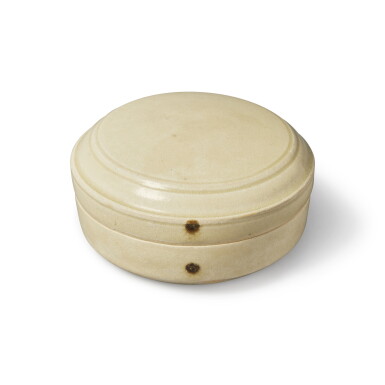 View full screen - View 1 of Lot 491. A brown-decorated white-glazed box and cover, Tang / Five dynasties | 唐 / 五代 褐斑白釉蓋盒.