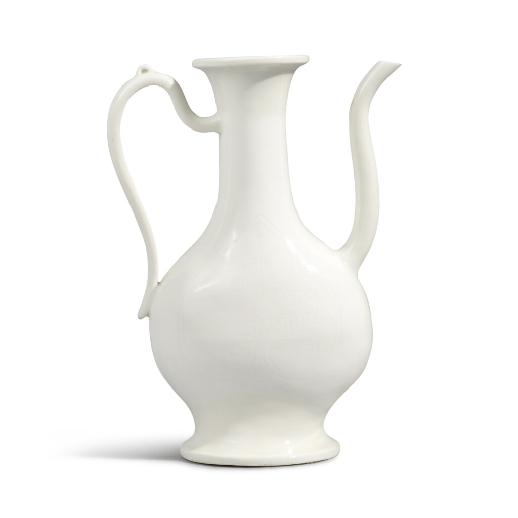 View full screen - View 1 of Lot 325. An incised 'Dehua' 'dragon' ewer, Late Ming / early Qing dynasty | 明末 / 清初 德化白釉暗刻龍紋執壺.