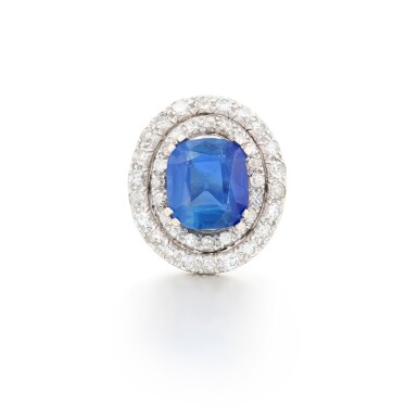 View full screen - View 1 of Lot 127. Bague saphir et diamants | Sapphire and diamond ring.