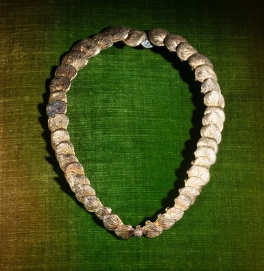 View full screen - View 1 of Lot 16. Collier Hortensia.