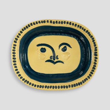 View full screen - View 1 of Lot 648. Visage gravé, fond grège.