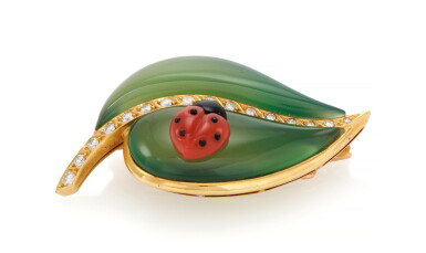 View full screen - View 1 of Lot 99. CHALCEDONY, CORAL, ONYX AND DIAMOND BROOCH (SPILLA IN CALCEDONIO, CORALLO, ONICE E DIAMANTI) | BULGARI.