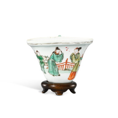 View full screen - View 1 of Lot 382. A famille-verte ‘chilong’ libation cup, Qing dynasty, Kangxi period 清康熙 五彩人物故事圖玉蘭花式螭龍耳盃.