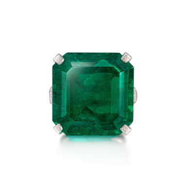 View full screen - View 1 of Lot 1268. EMERALD AND DIAMOND RING | 蒂芙尼 | 20.39克拉「哥倫比亞」祖母綠 配 鑽石 戒指.