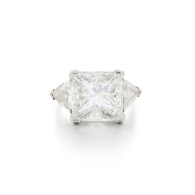 View full screen - View 1 of Lot 140. Diamond ring.
