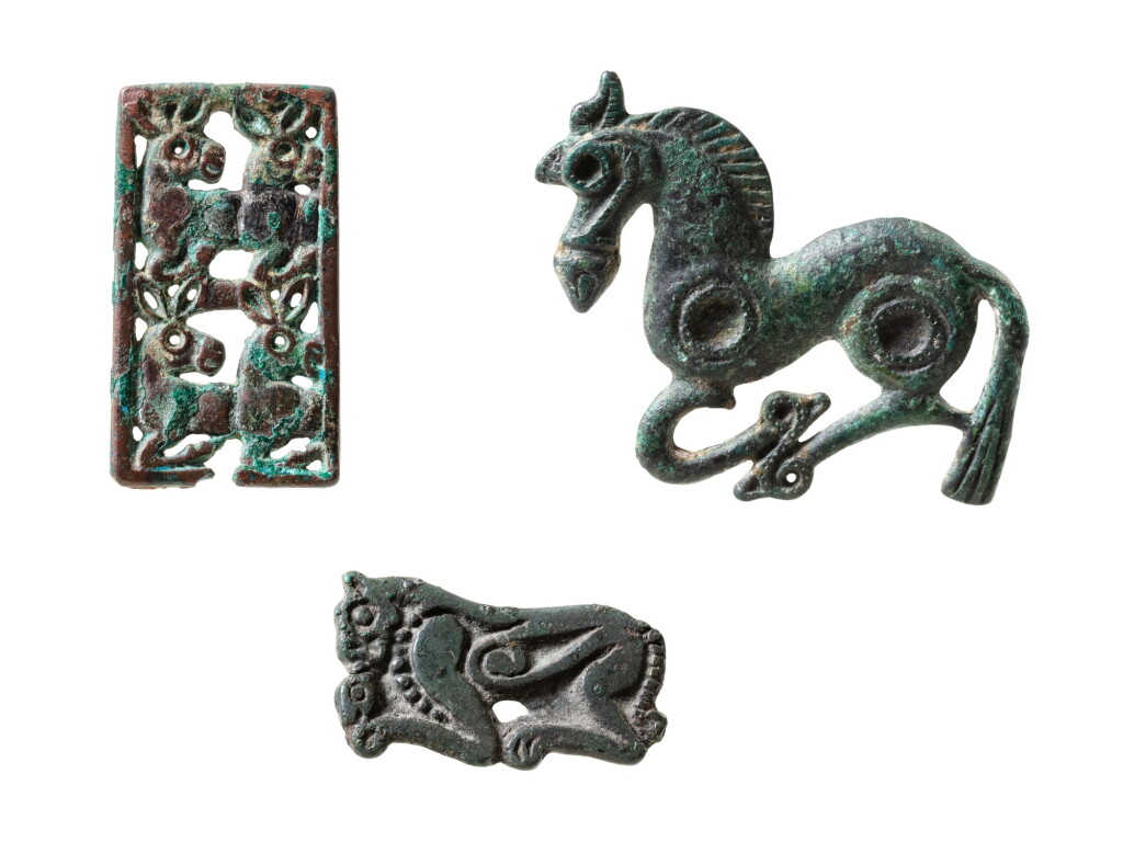 View full screen - View 1 of Lot 146. Ensemble de trois ornements en bronze à décor d'animaux, Mongolie intérieure, Ordos, VIe-IIe AV. J.-C. | Three bronze 'animal' ornaments, Inner Mongolia, Ordos, 6th-2nd century BC.