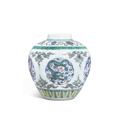View full screen - View 1 of Lot 699. A rare doucai 'dragon' jar, Qing dynasty, Yongzheng period | 清雍正 闘彩團龍紋罐.