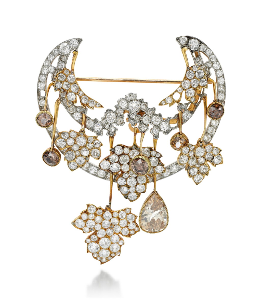 View full screen - View 1 of Lot 86. COLOURED DIAMOND AND DIAMOND BROOCH.