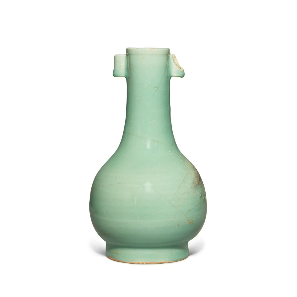 View full screen - View 1 of Lot 785. A 'Longquan' celadon-glazed handled 'arrow' vase, Southern Song dynasty | 南宋 龍泉窰粉青釉貫耳瓶.