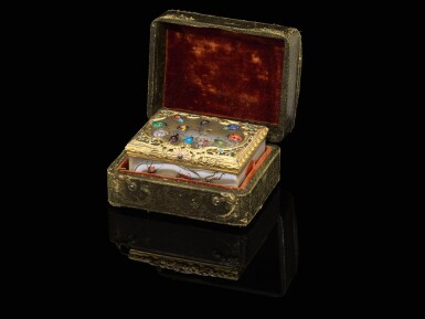 View full screen - View 1 of Lot 18. A rare hardstone appliqué snuff box with two-colour gold mounts, ** Hoffman, probably Berlin, circa 1770.