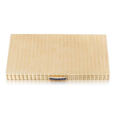 View full screen - View 1 of Lot 84. Etui à cigarettes or et saphirs | Gold and sapphire cigarette case.