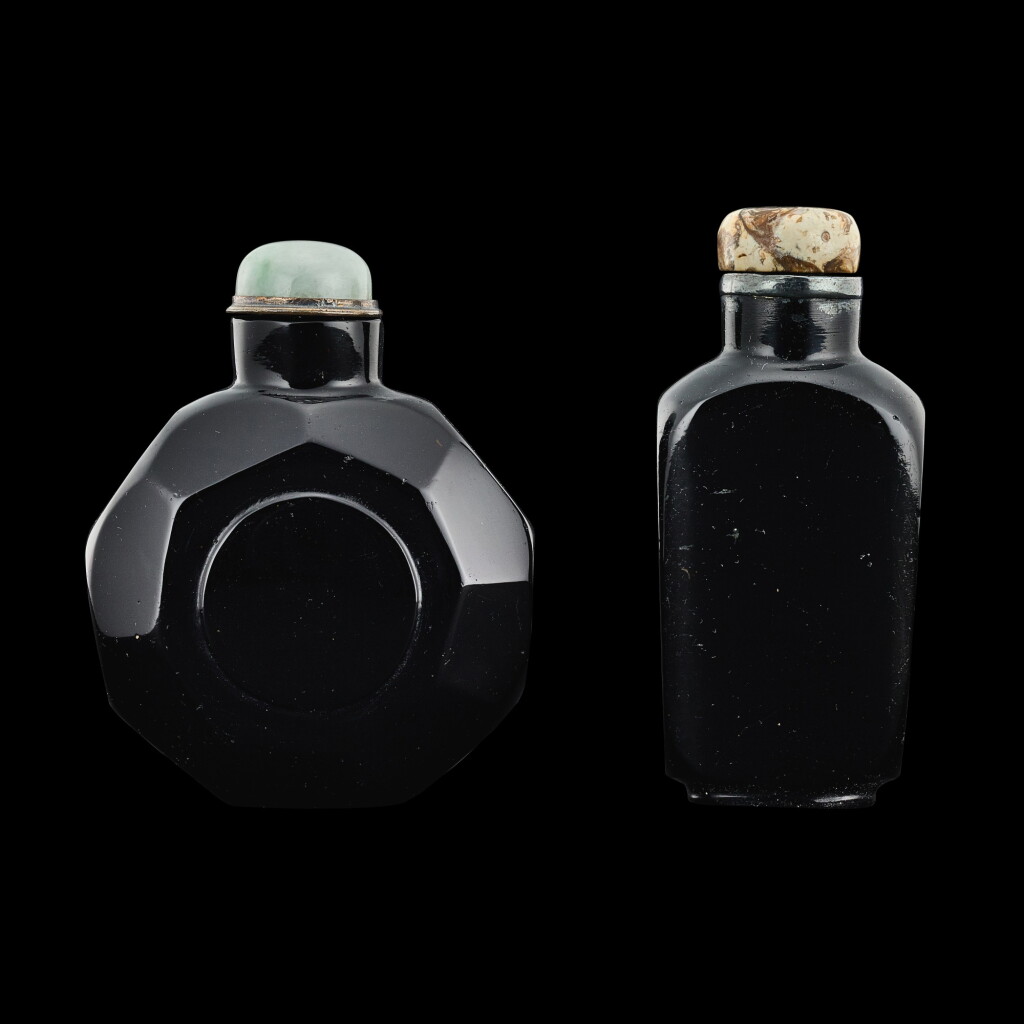 View full screen - View 1 of Lot 1094. Two black glass snuff bottles, Qing dynasty, 19th century | 清十九世紀 黑料磨棱八方鼻煙壺 及 黑料光素鼻煙壺一組兩件.