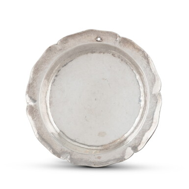 View full screen - View 1 of Lot 294. A small South American silver shaped-circular dish, unmarked, probably 18th century | Petit plat rond en argent, non poinçonné, Amérique du Sud, probablement du XVIIIe siècle,.