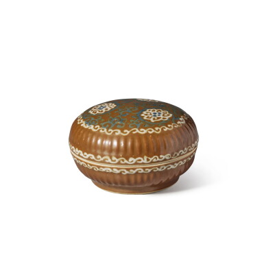 View full screen - View 1 of Lot 184. A blue and white and café-au-lait-glazed 'lotus' fluted box and cover, Late Ming dynasty | 明末 醬釉青花蓮花紋蓋盒.