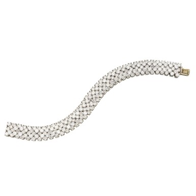 View full screen - View 1 of Lot 36. Van Cleef & Arpels | Diamond 'À Cheval' Bracelet 梵克雅寶 鑽石「À Cheval」手鏈.