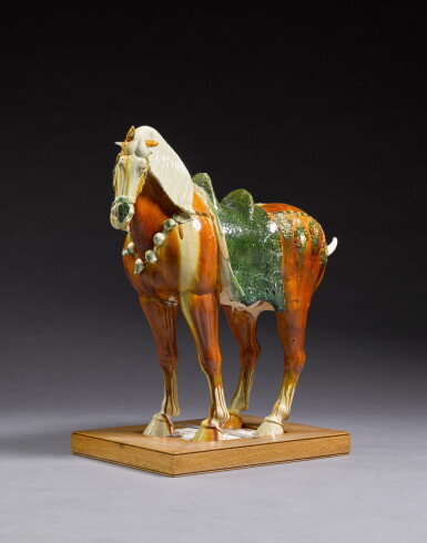 View full screen - View 1 of Lot 104. A magnificent large sancai-glazed figure of a caparisoned Fereghan horse, Tang dynasty | 唐 三彩馬.