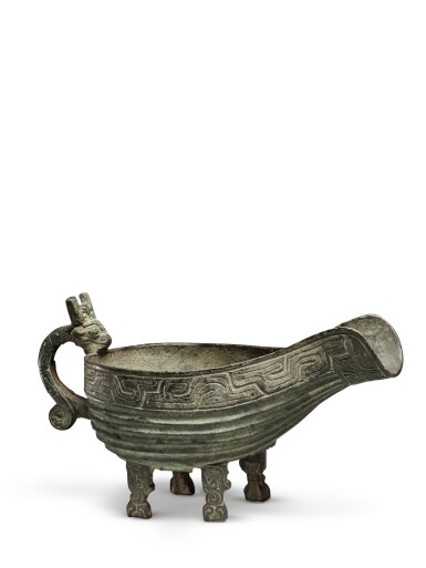 View full screen - View 1 of Lot 39. An inscribed archaic bronze pouring vessel (Yi), Late Western Zhou dynasty | 西周末 青銅獸體紋龍鋬夔足匜.