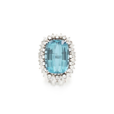 View full screen - View 1 of Lot 190. Bague aigue-marine et diamants | Aquamarine and diamond ring.