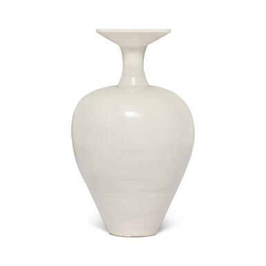 View full screen - View 1 of Lot 190. A rare and large 'Ding' vase with an inscribed 'guan' mark, Five Dynasties - Northern Song dynasty, 10th century | 五代至北宋 十世紀 定窰白釉盤口瓶 《官》款.