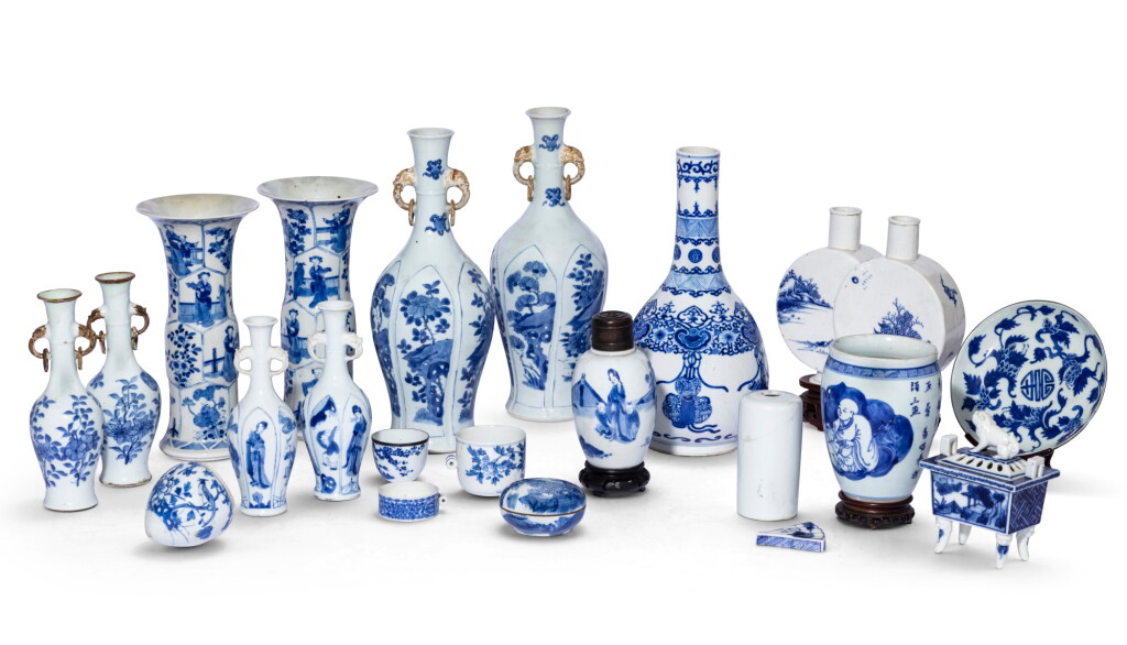 View full screen - View 1 of Lot 185. Ensemble de porcelaines bleu blanc Dynastie Qing, XVIIIE et XIXE siècle | 清十八及十九世紀 青花瓷器 一組二十 一件 | A group of twenty-one blue and white wares, Qing Dynasty, 18th and 19th century.