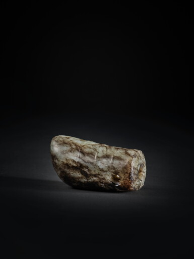 View full screen - View 1 of Lot 236. An archaic grey jade silk-worm-form pendant, Neolithic period, Hongshan culture | 新石器時代 紅山文化 玉蠶.