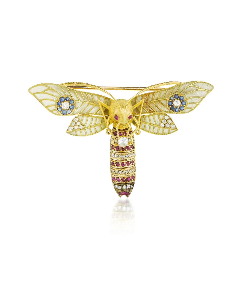 View full screen - View 1 of Lot 27. Broche émail, rubis, saphirs et diamants | Enamel, ruby, sapphire and diamond brooch.