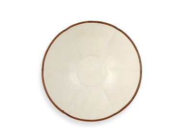 View full screen - View 1 of Lot 2090. A large incised Dingyao 'peony' bowl, Northern Song dynasty | 北宋 定窰白釉劃牡丹紋分格盌.