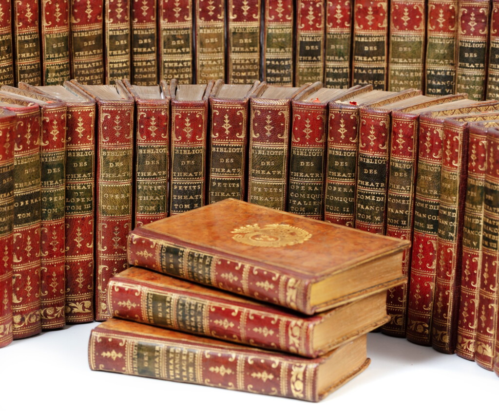 View full screen - View 1 of Lot 93. Petite bibliothèque des théâtres. 43 volumes aux armes de la comtesse de Provence..