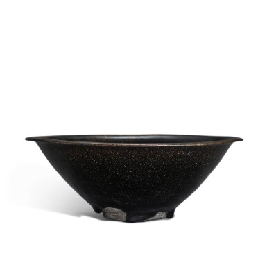 View full screen - View 1 of Lot 5030. A very large and extremely rare Jian black-glazed temmoku bowl, Song dynasty 宋 建窰烏金釉斗笠大盌.