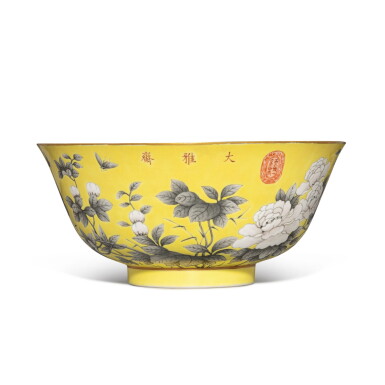 View full screen - View 1 of Lot 579. A large yellow-ground grisaille-painted 'Dayazhai' 'peony' bowl, Qing dynasty, Guangxu period, circa 1876 | 清光緒 約1876年 黃地墨彩牡丹紋大盌 《大雅齋》《天地一家春》《永慶長春》款.