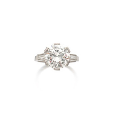 View full screen - View 1 of Lot 739. Diamond ring.