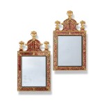 Paire de miroirs à parecloses en verre rouge églomisé, bois noirci et plomb doré, Suède, dans le goût de Burchardt Precht, XIXe siècle