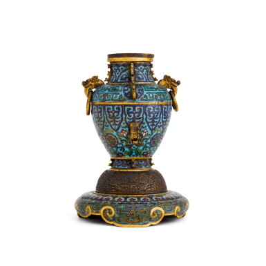 View full screen - View 1 of Lot 59. A cloisonné enamel vase and stand, Ming dynasty, 17th century | 明十七世紀 掐絲琺瑯仿古罍連座《大明宣德年製》款.