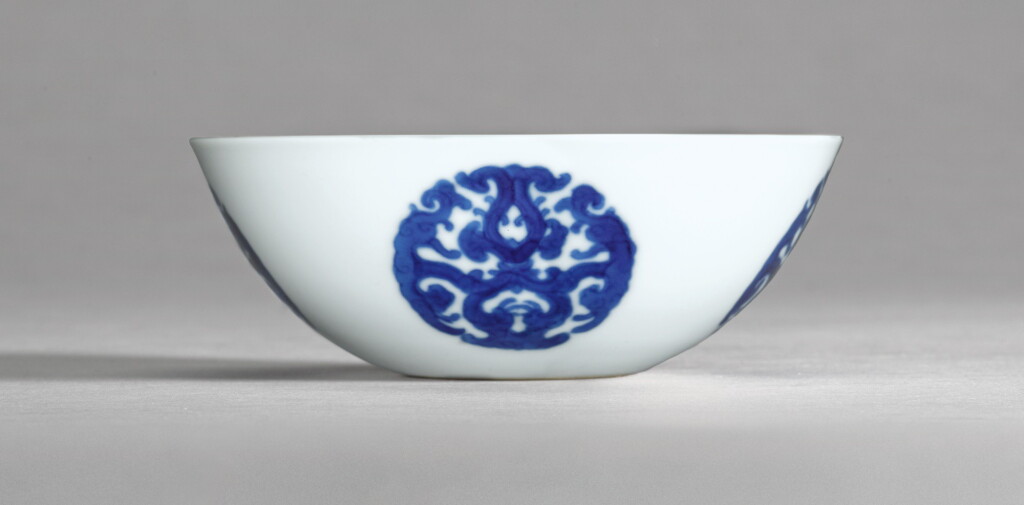 View full screen - View 1 of Lot 13. A FINE AND RARE BLUE AND WHITE 'DRAGON MEDALLION' BOWL, YONGZHENG MARK AND PERIOD | 清雍正 青花團夔龍紋饅頭心盌 《大清雍正年製》款 .