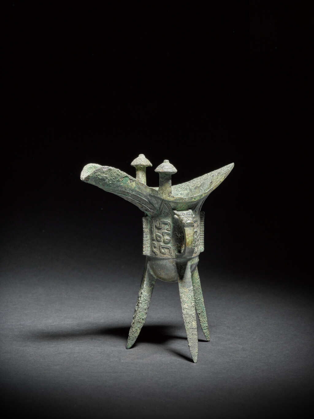 View full screen - View 1 of Lot 93. The Yi Che Jue, An inscribed archaic bronze ritual wine vessel, Late Shang dynasty.