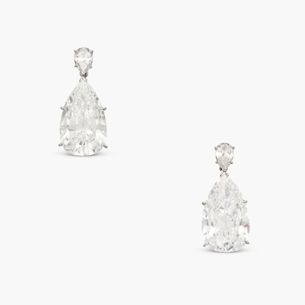 View full screen - View 1 of Lot 25. Pair of Diamond Earrings 12.24 及 11.68克拉 梨形 F及D色 鑽石 耳環一對.