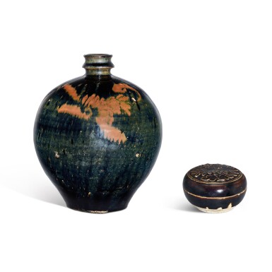 View full screen - View 1 of Lot 606. A black-glazed russet-splashed jar and a black-glazed 'chrysanthemum' circular box and cover, Song / Jin dynasty | 宋 / 金 黑釉鏽斑吐魯瓶及黑釉菊纹圓蓋盒.